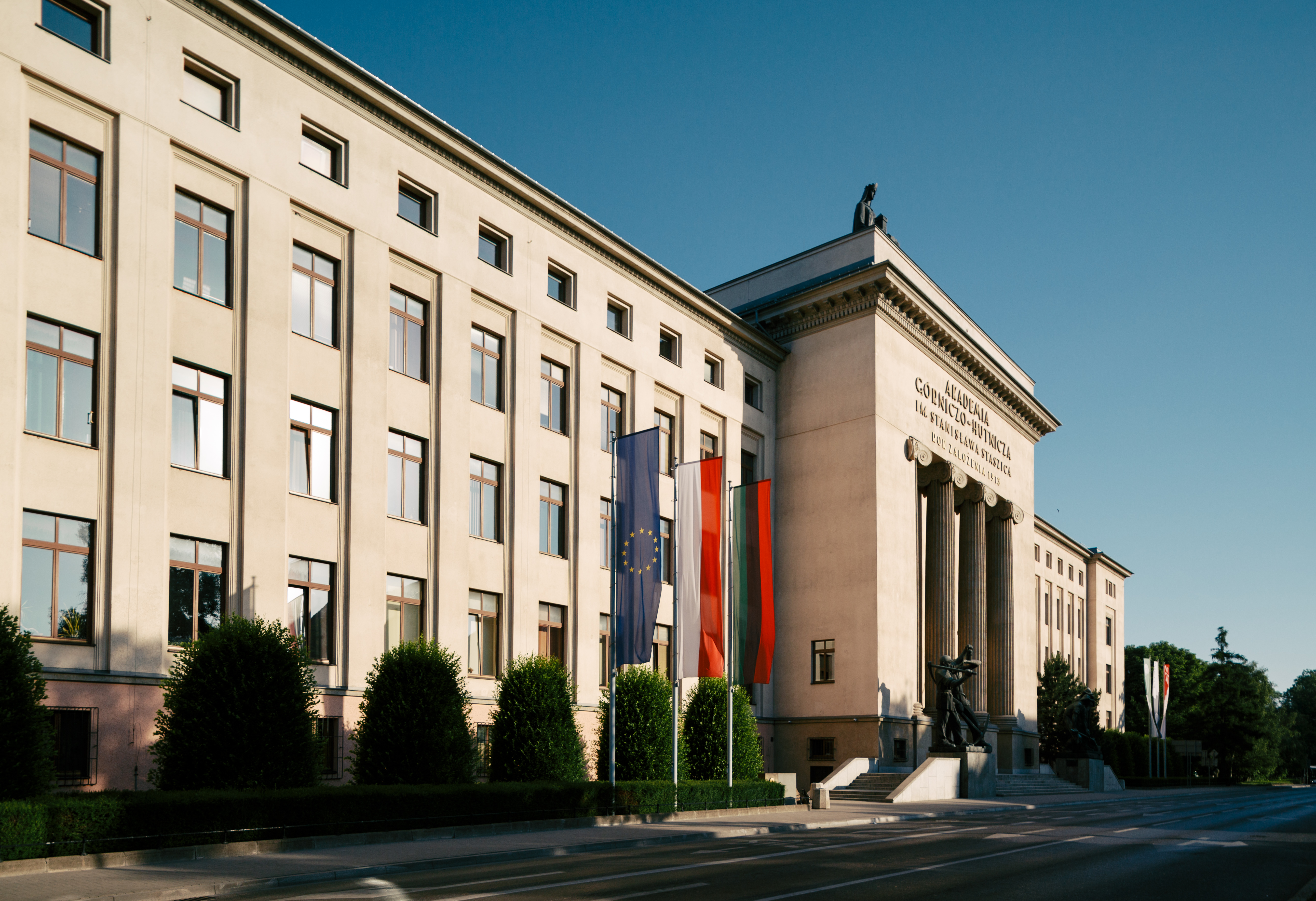 Sztuczna inteligencja przyspiesza ataki na polskie uczelnie, eksperci wzywają do wspólnej obrony