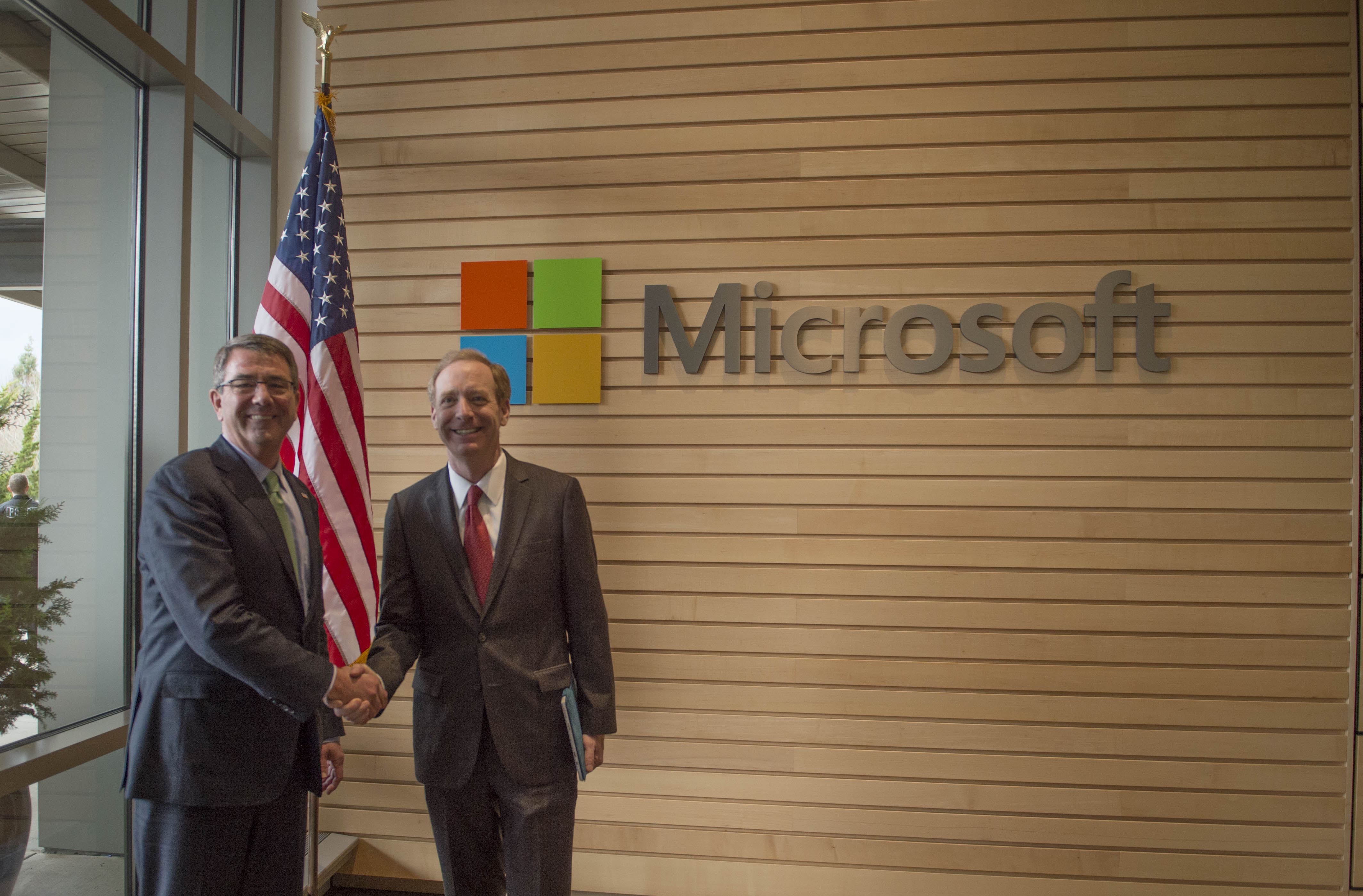Prezydent Microsoftu Brad Smith: pralka podlega większej liczbie przepisów bezpieczeństwa niż AI