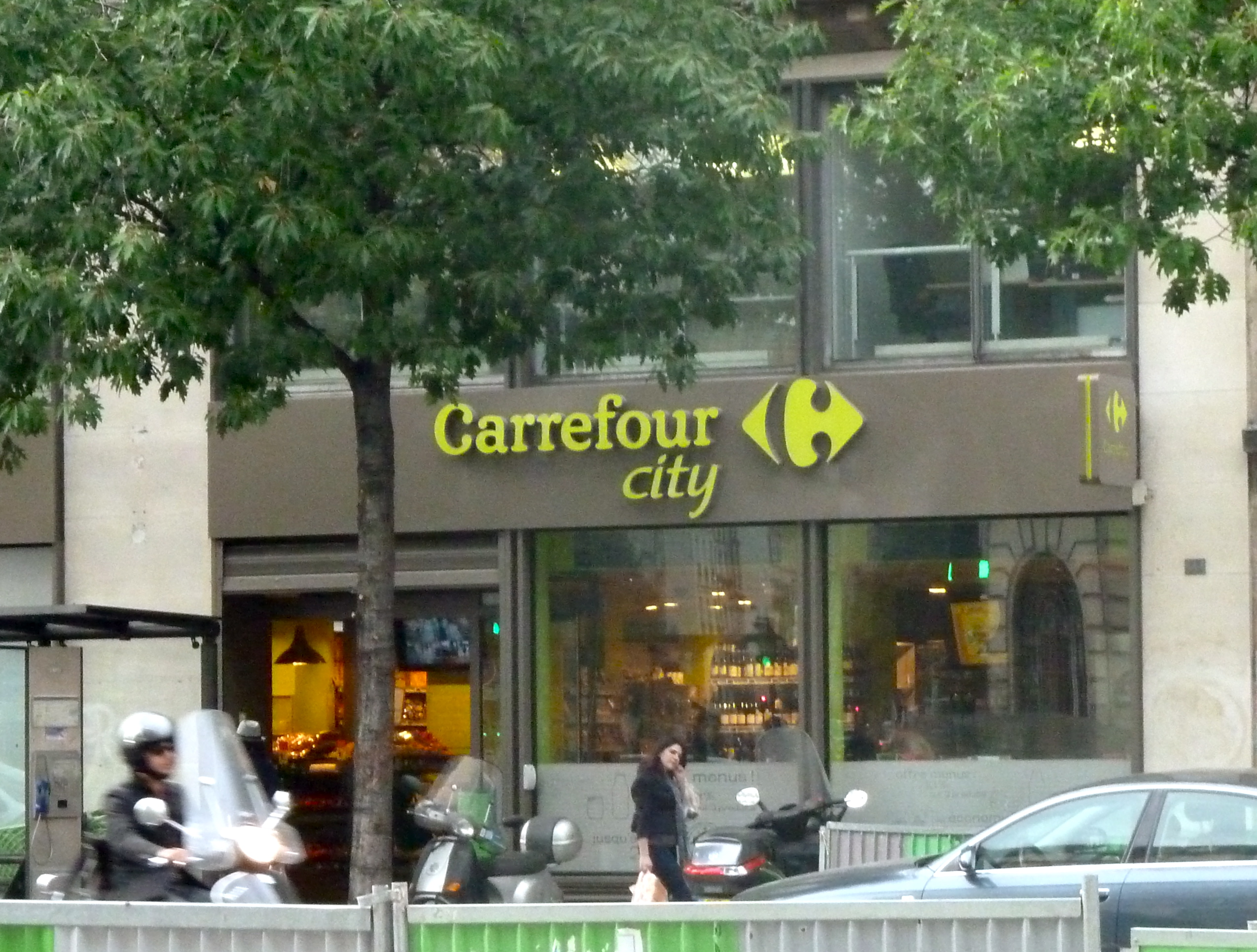 Asystent AI Karol obsługuje już 45 procent zgłoszeń klientów Carrefour Polska
