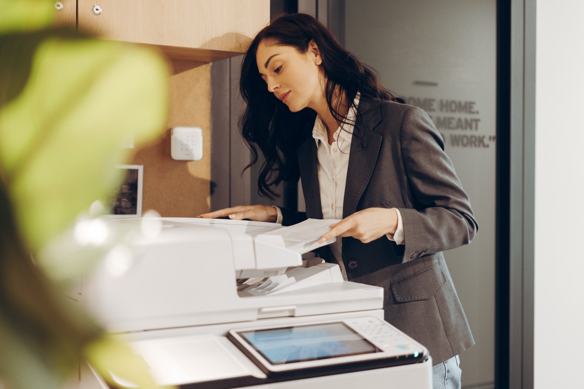 Claude Cowork trafia na telefony i przeglądarki, dochodzi obsługa Microsoft 365