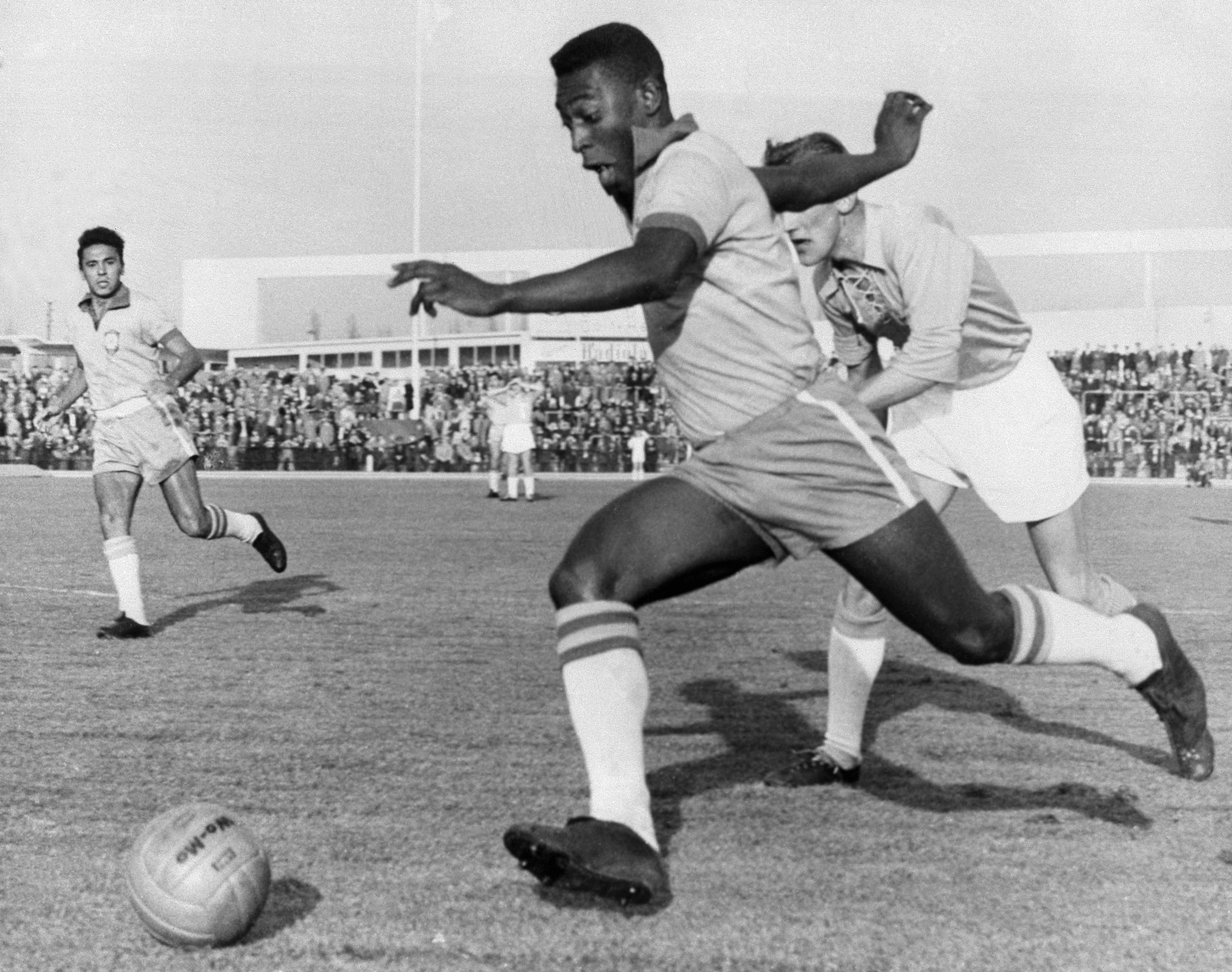 Google DeepMind zrekonstruował za pomocą AI legendarny gol Pelégo z 1959 roku, którego nikt nie sfilmował