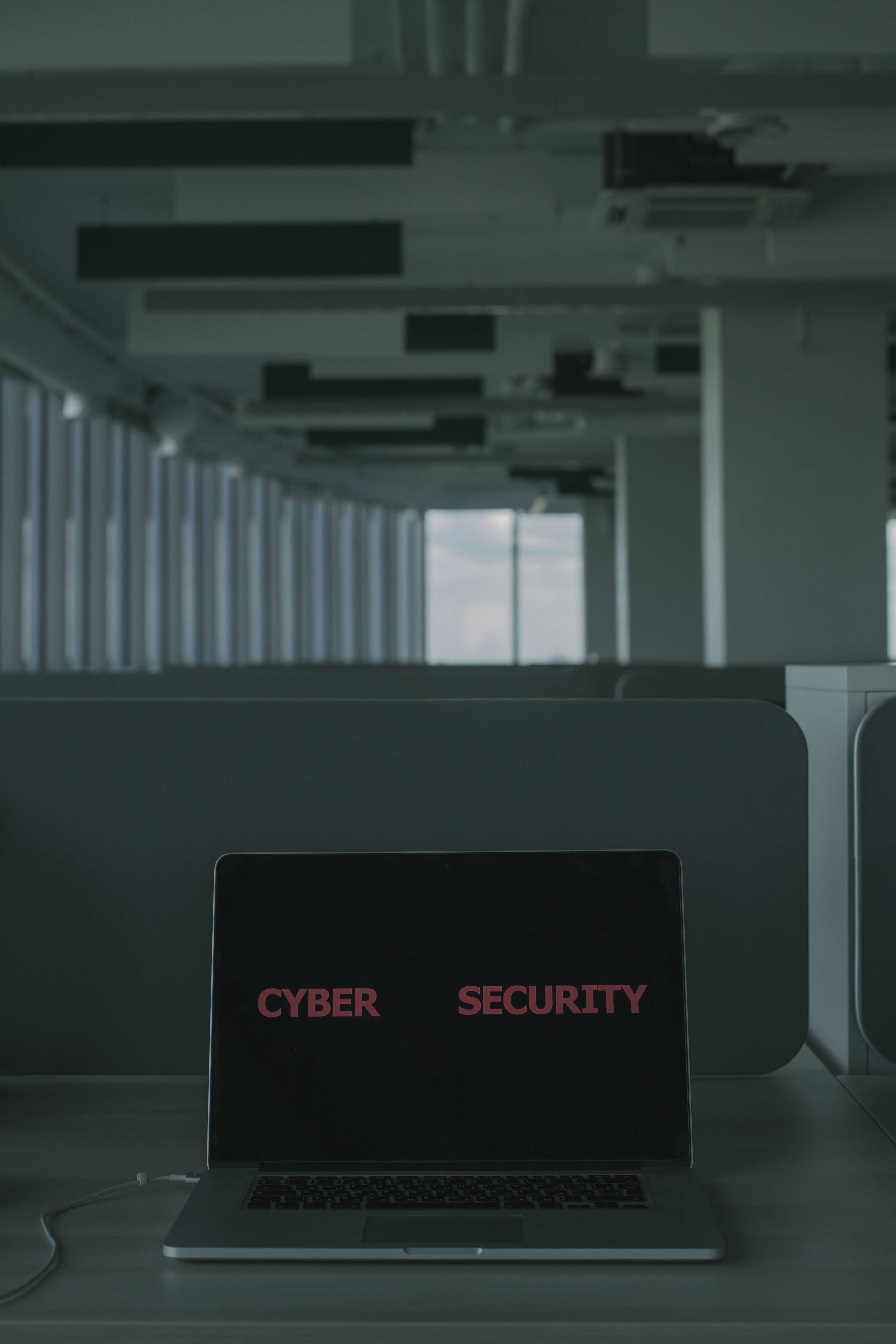 Brytyjska agencja cyberbezpieczeństwa ostrzega przed AI używaną bez wiedzy pracodawców