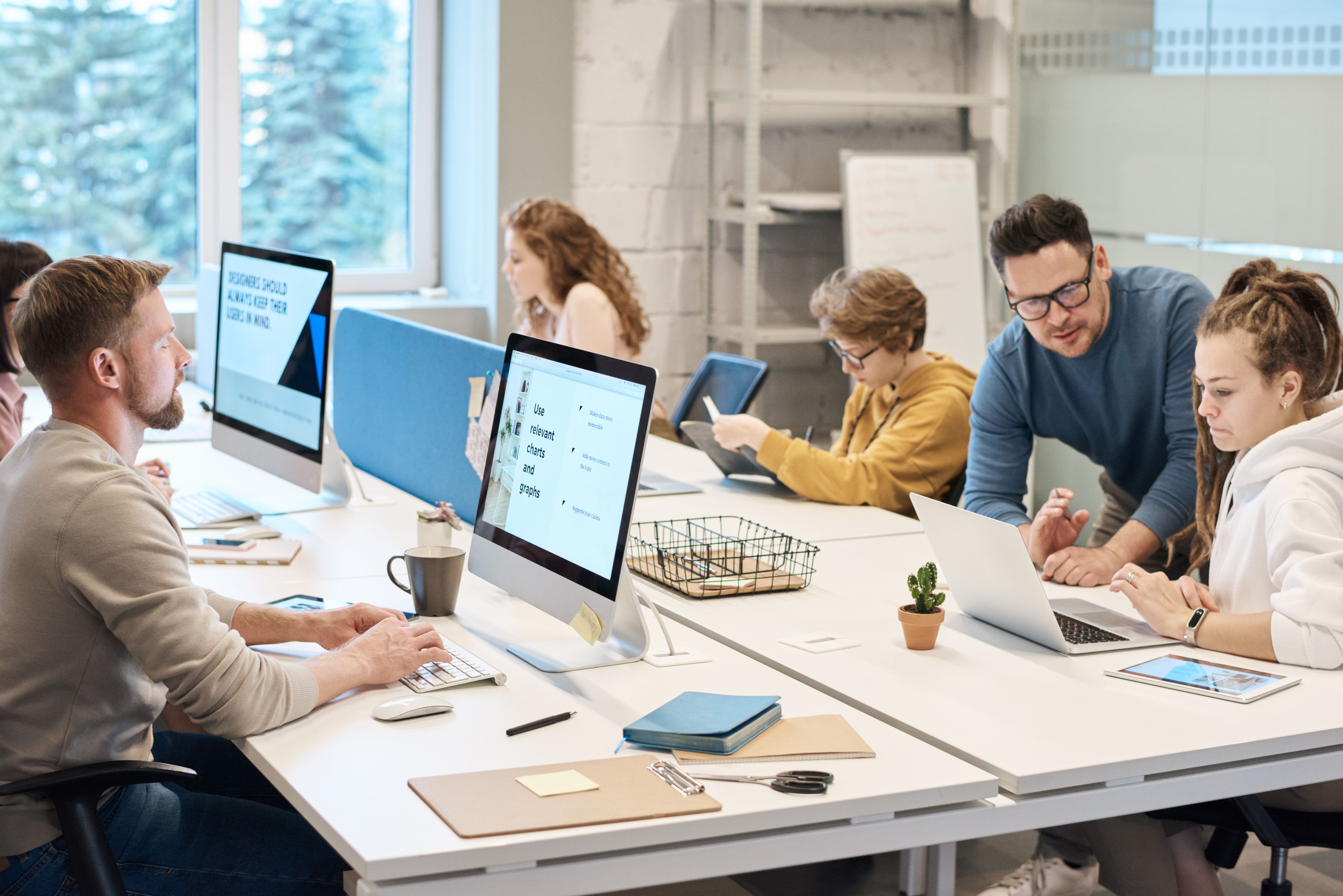 PwC: AI podniesie zarobki w jednych zawodach, obniży w innych