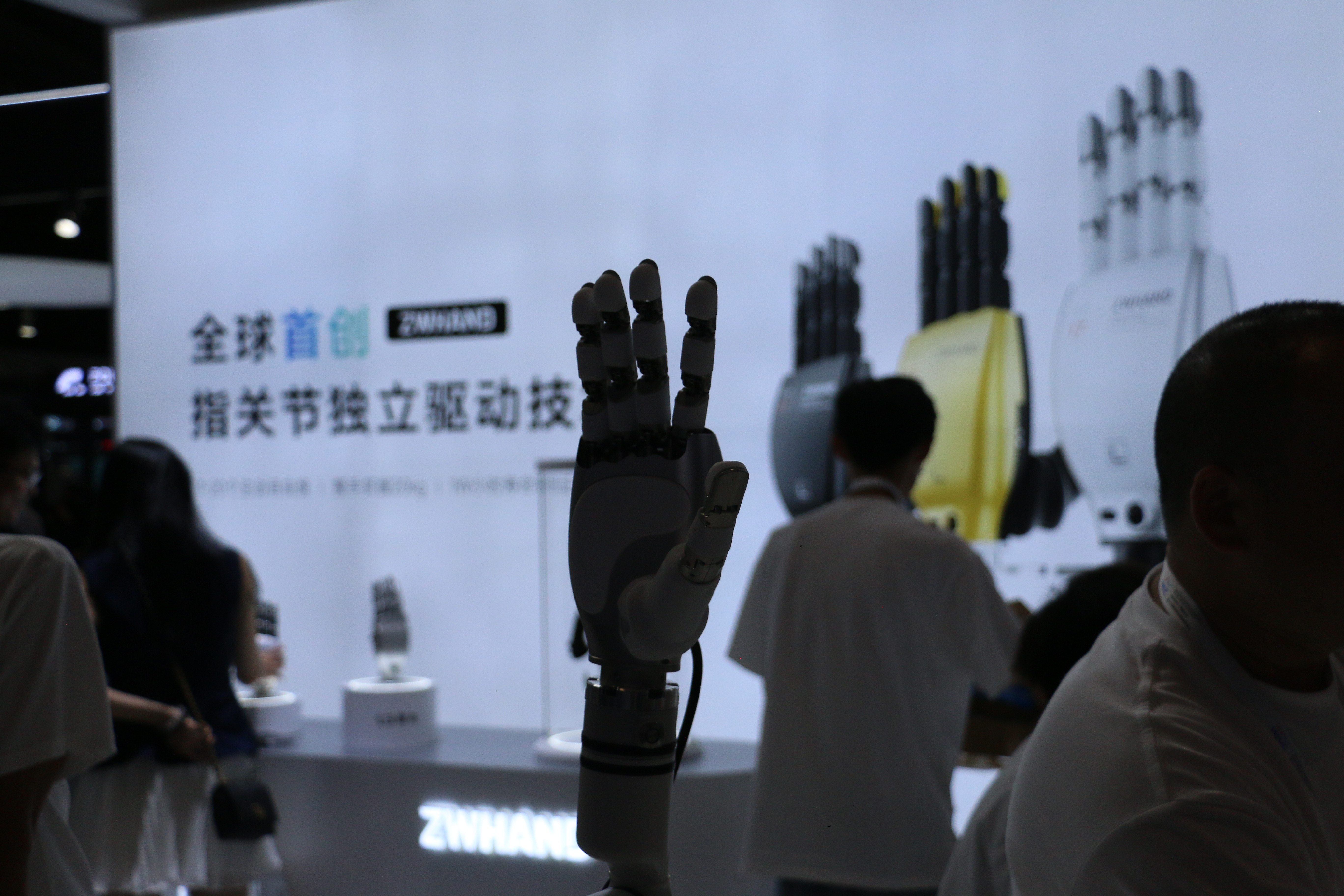 Shanghai Electric pokazuje na WAIC 2026 flotę robotów i fabrykę sterowaną przez AI