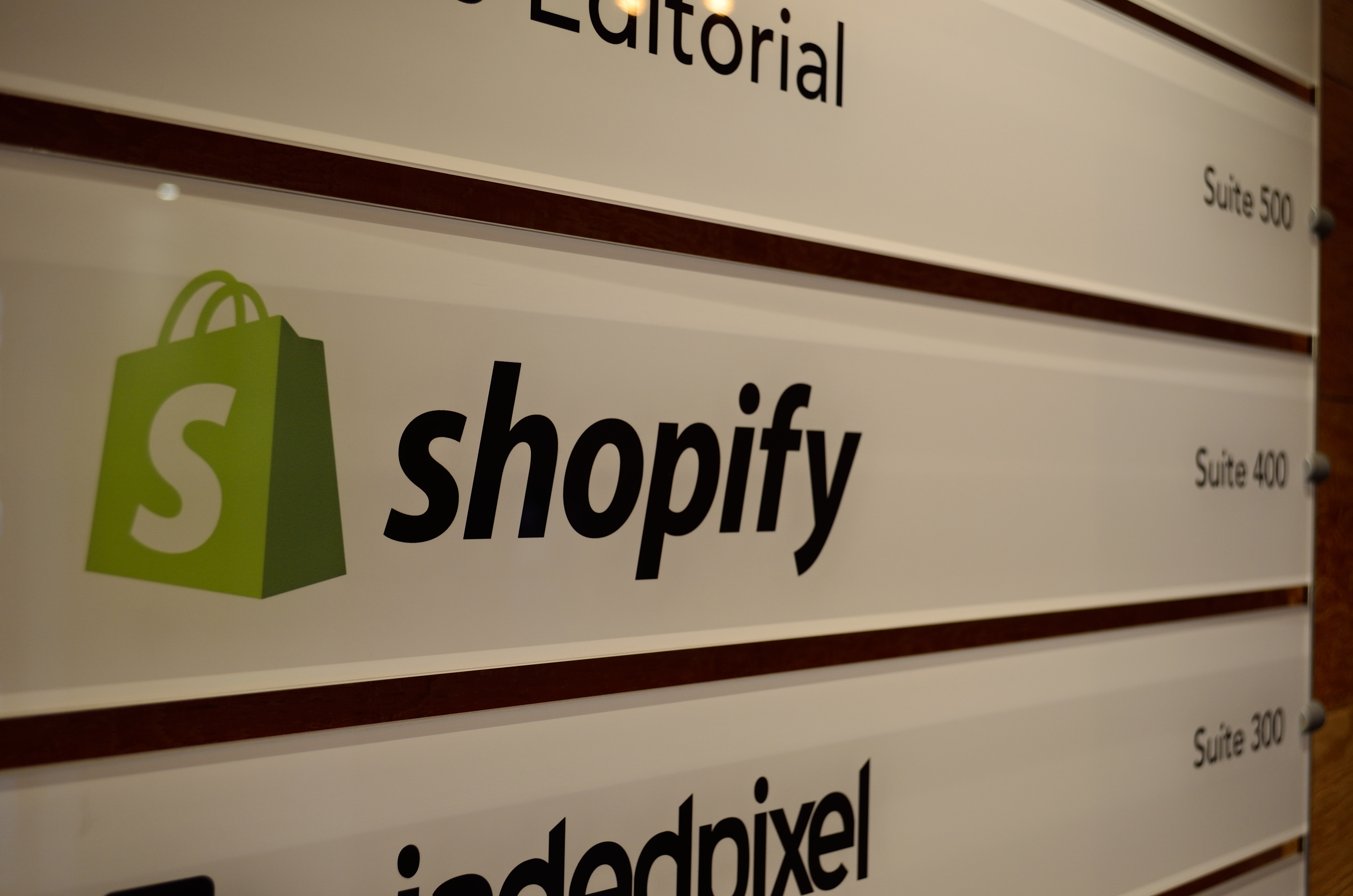 Shopify: klienci trafiający ze sztucznej inteligencji kupują częściej i wydają więcej